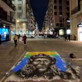 E nel frattempo il pezzo � ormai completato, firmato con la dicitura �Martino Pitture�. L�artista ci ha messo otto ore per finirlo: un grosso impegno che svanir� via con la prima pioggia (foto di Raffaele Torelli)
